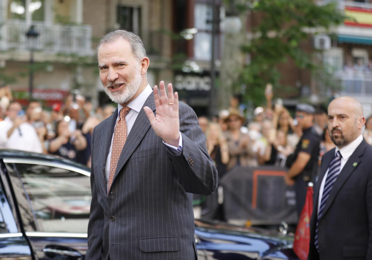 Felipe vi recibe cariño de los granadinos con gritos de «¡viva el rey! » a su llegada a las angustias | ideal