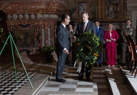 Felipe VI entrega una corona de flores a la Virgen de las Angustias