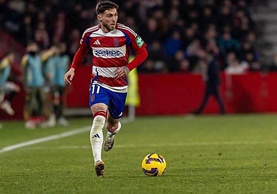 El extremo georgiano conduciendo el balón sobre el verde de Los Cármenes