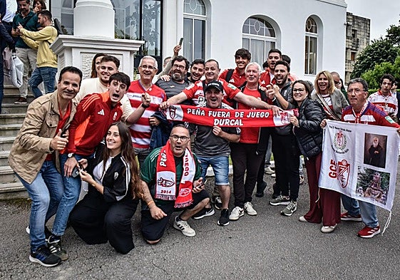 Varios aficionados del Granada posan con Gonzalo Villar durante la llegada del equipo a su hotel en Santander.