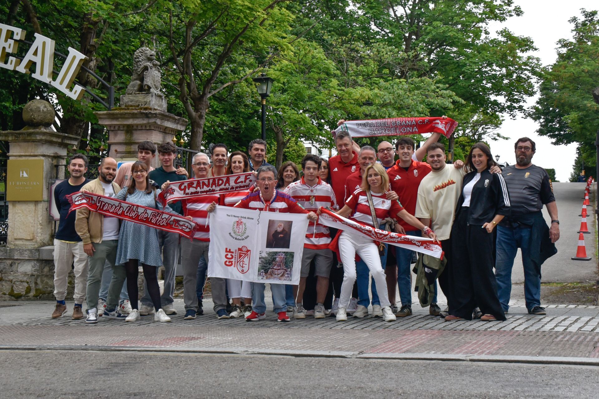 Imagen principal - Santander se salpica de rojiblanco