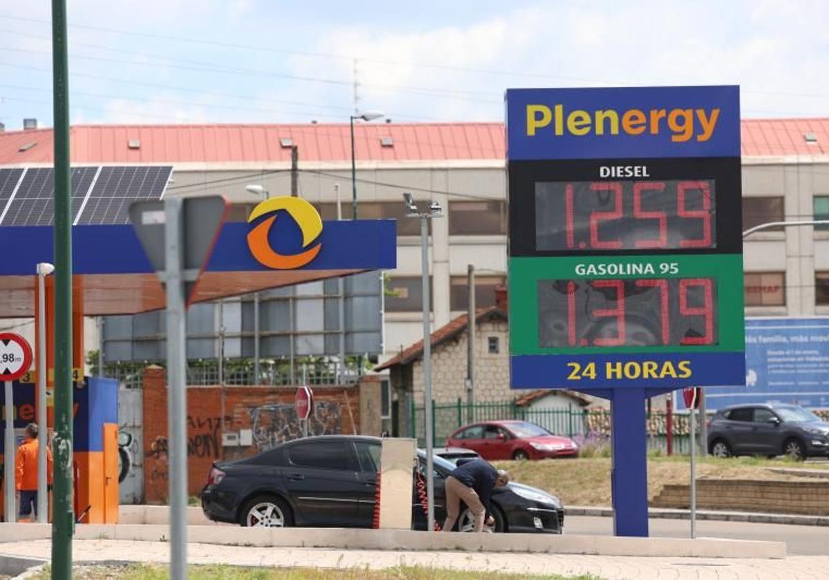 El trabajador de una gasolinera revela los mejores combustibles para alargar la vida útil del coche | ideal