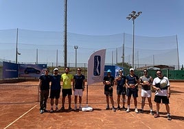 El directivo Julio Piñero (izquierda) junto a los ocho mejores del torneo AEPD.