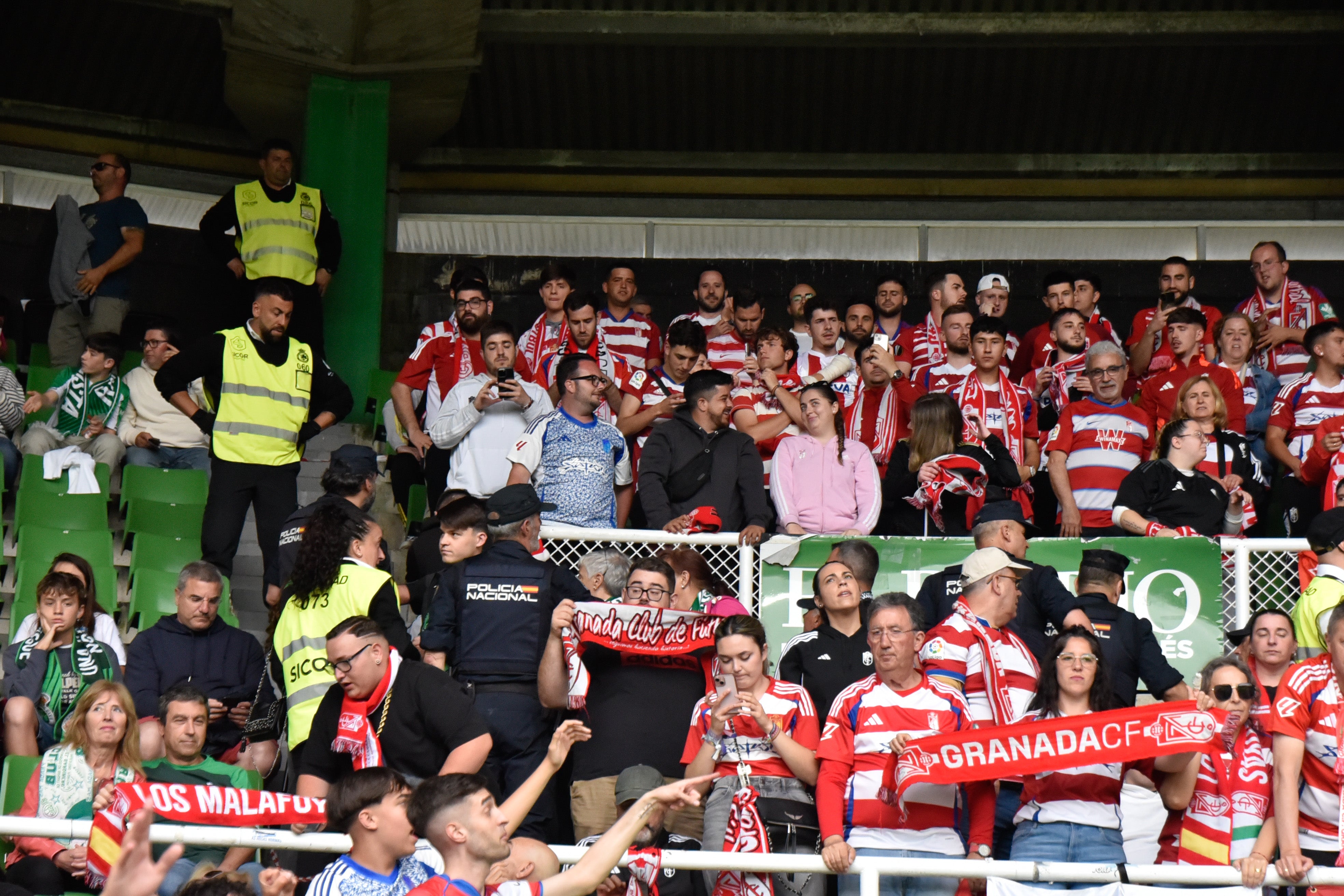 Las imágenes de la afición del Granada en Santander