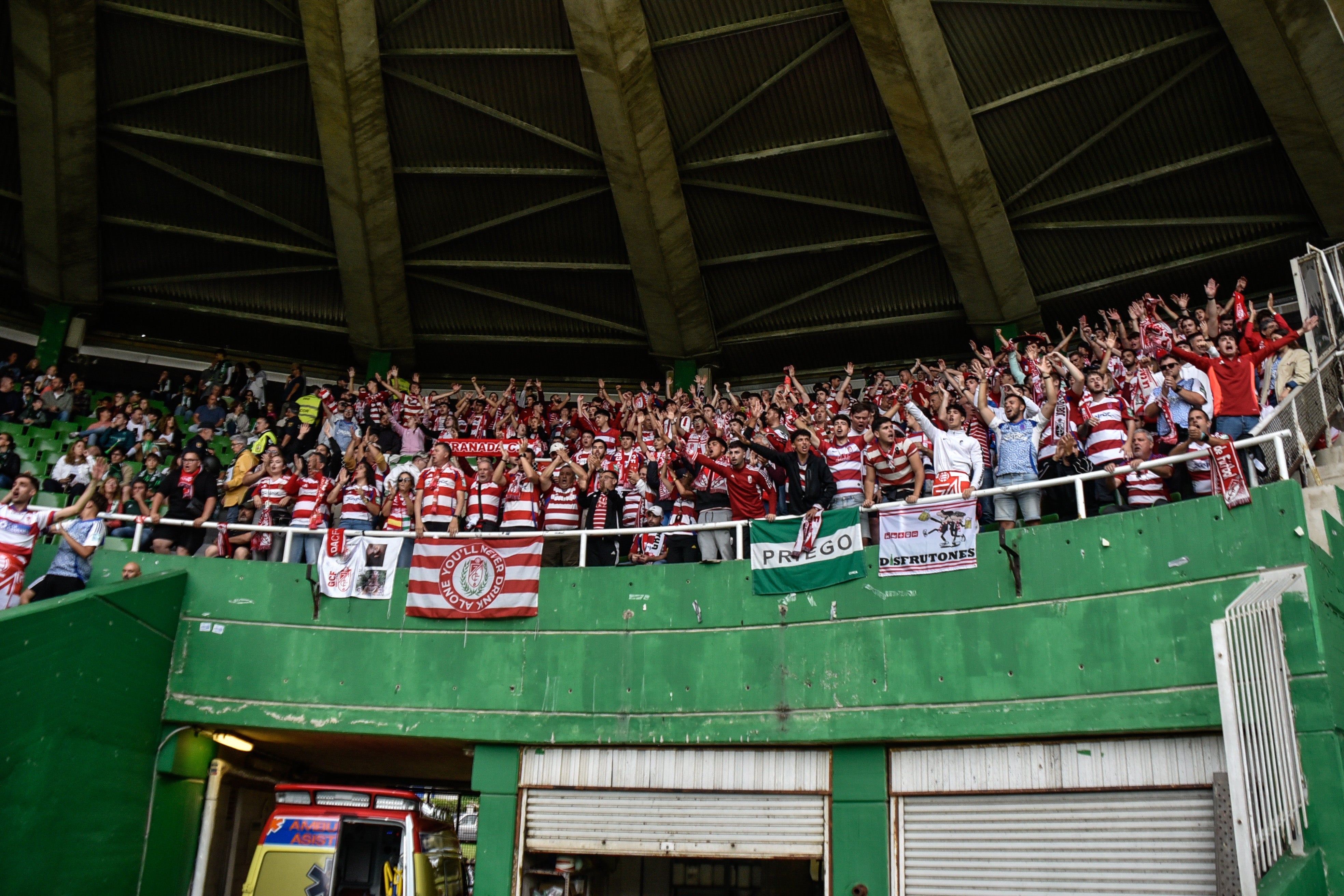 Las imágenes de la afición del Granada en Santander