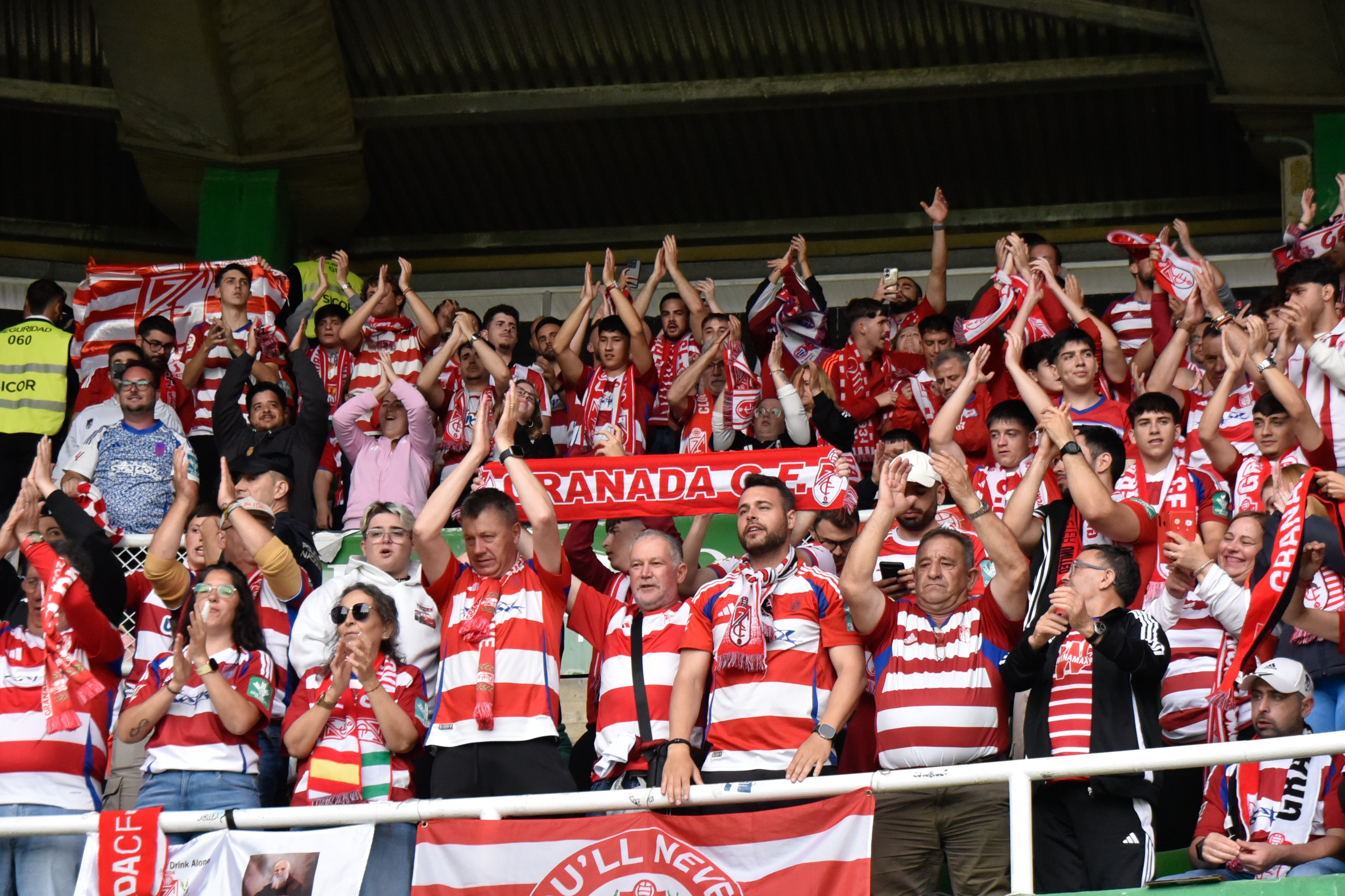 Las imágenes de la afición del Granada en Santander