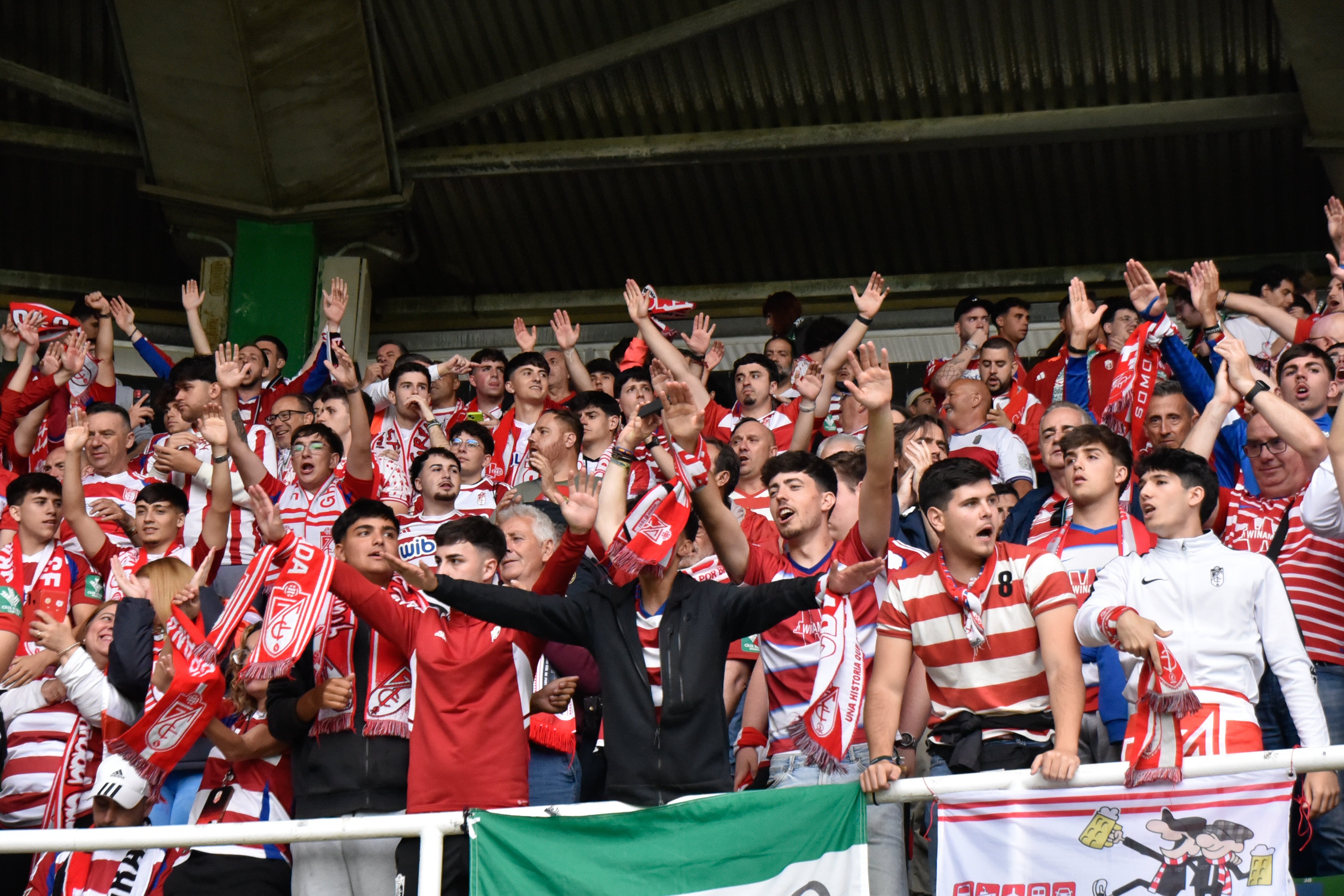 Las imágenes de la afición del Granada en Santander