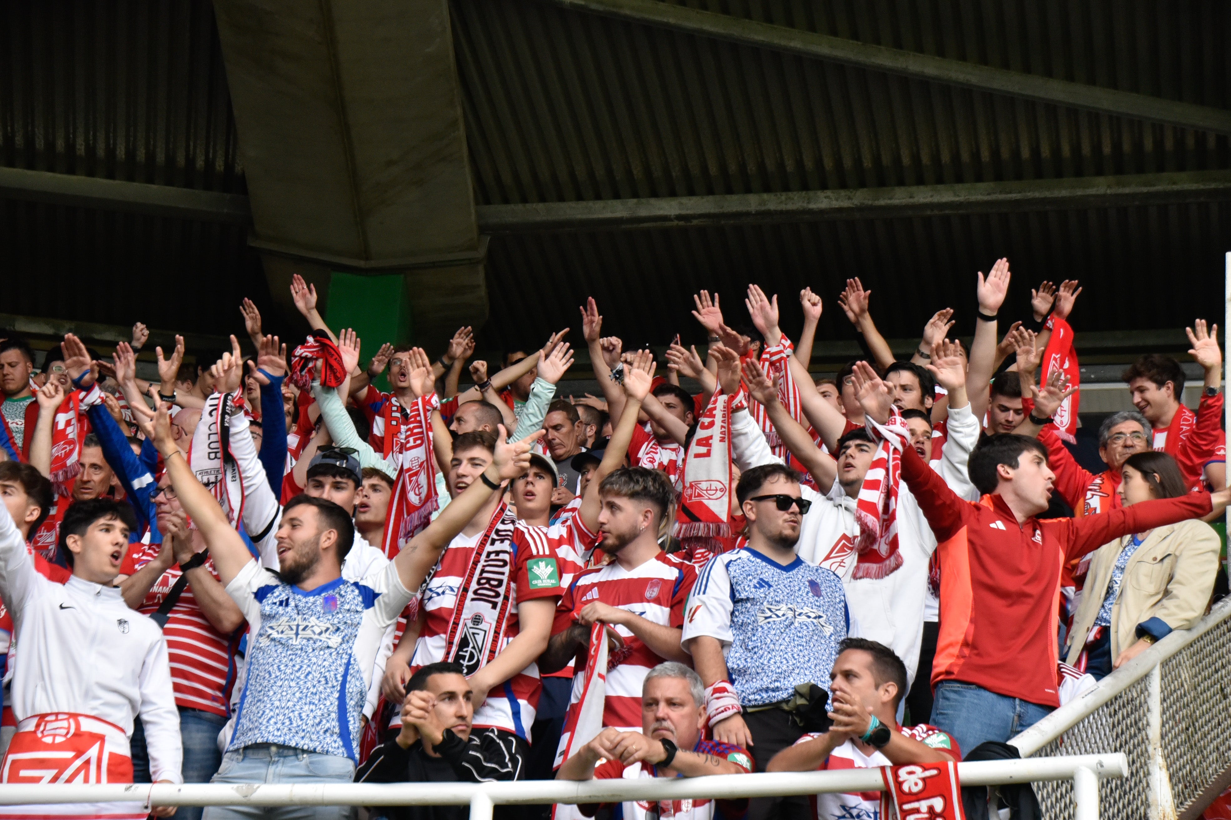Las imágenes de la afición del Granada en Santander