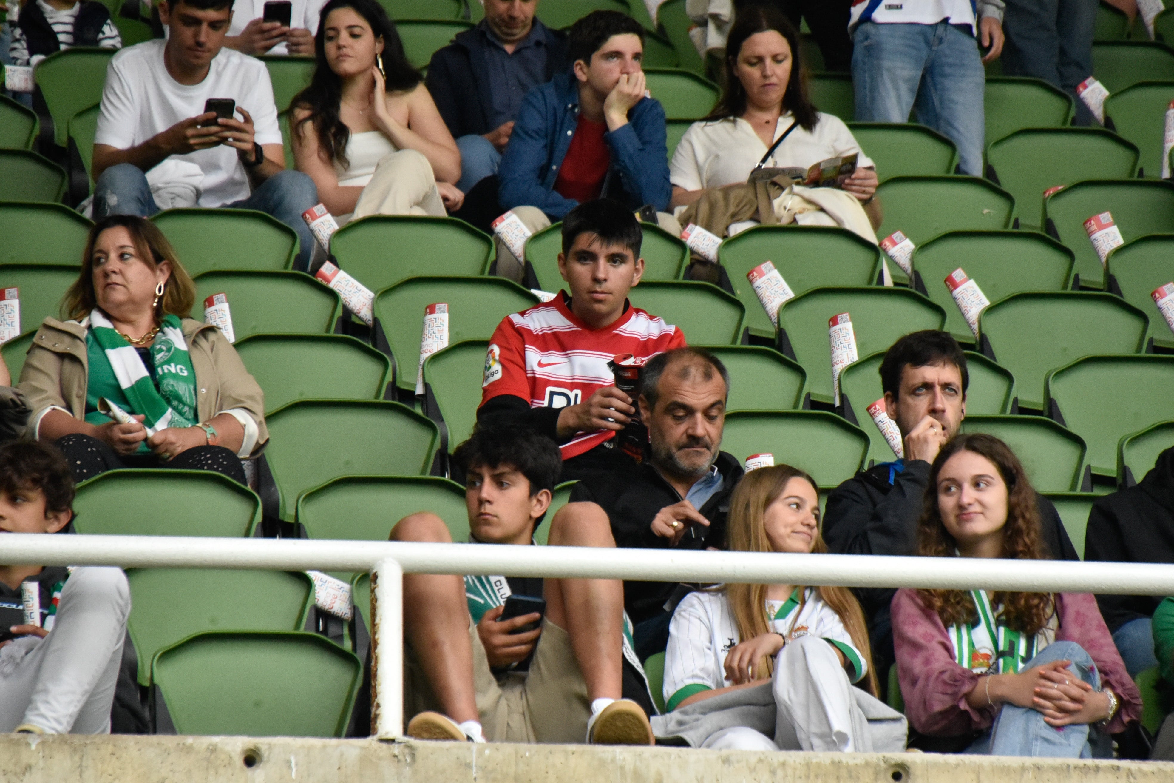 Las imágenes de la afición del Granada en Santander