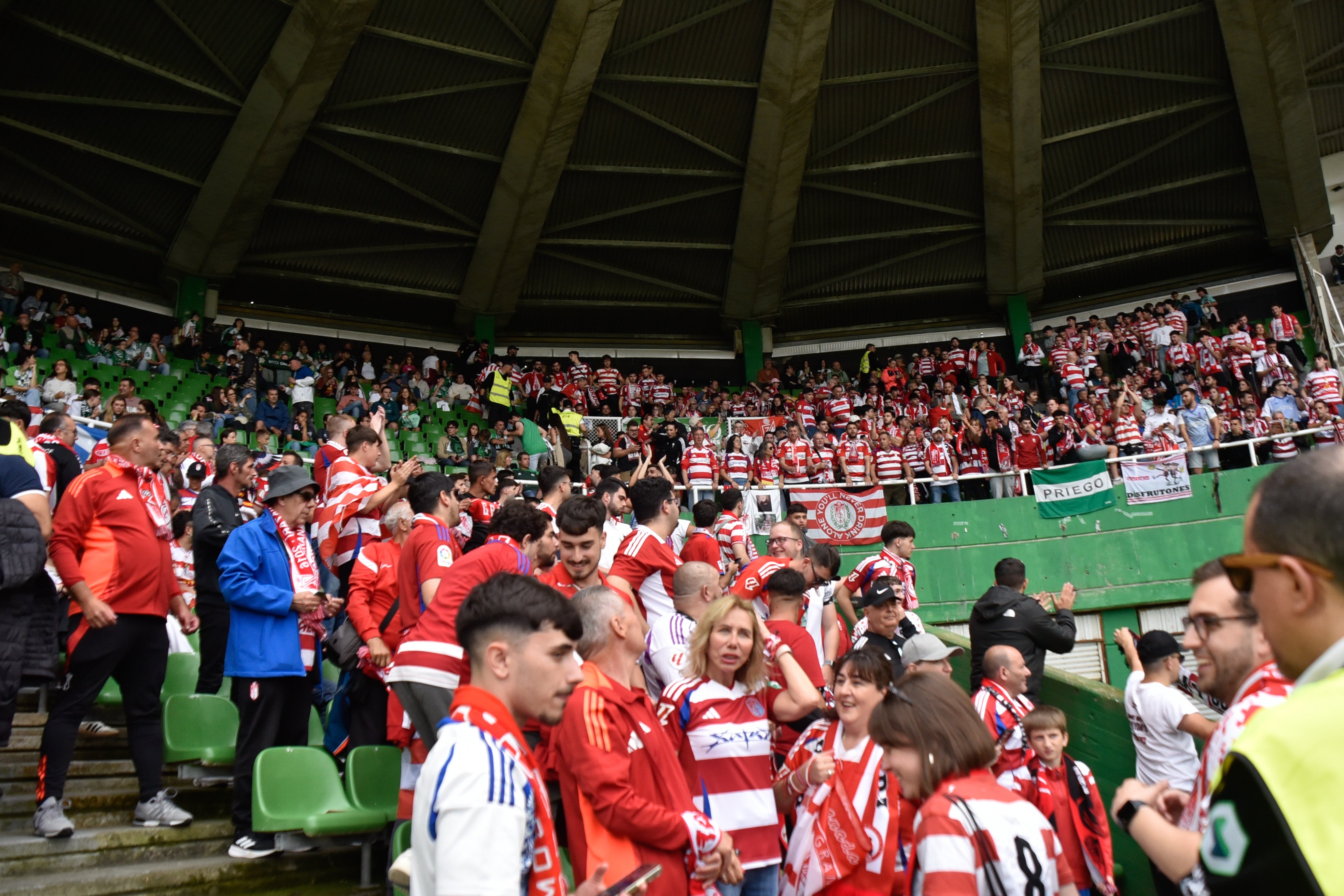 Las imágenes de la afición del Granada en Santander