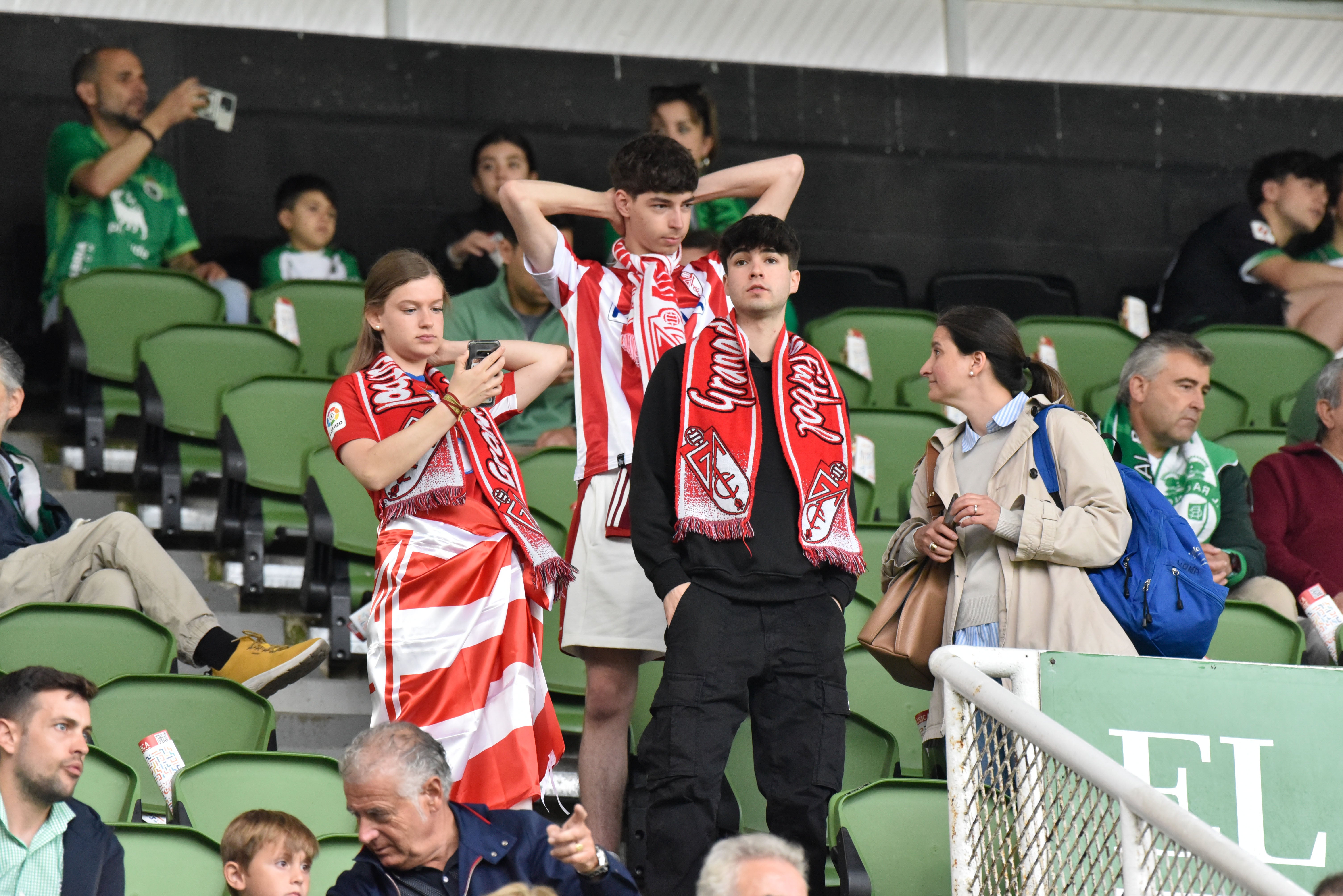 Las imágenes de la afición del Granada en Santander