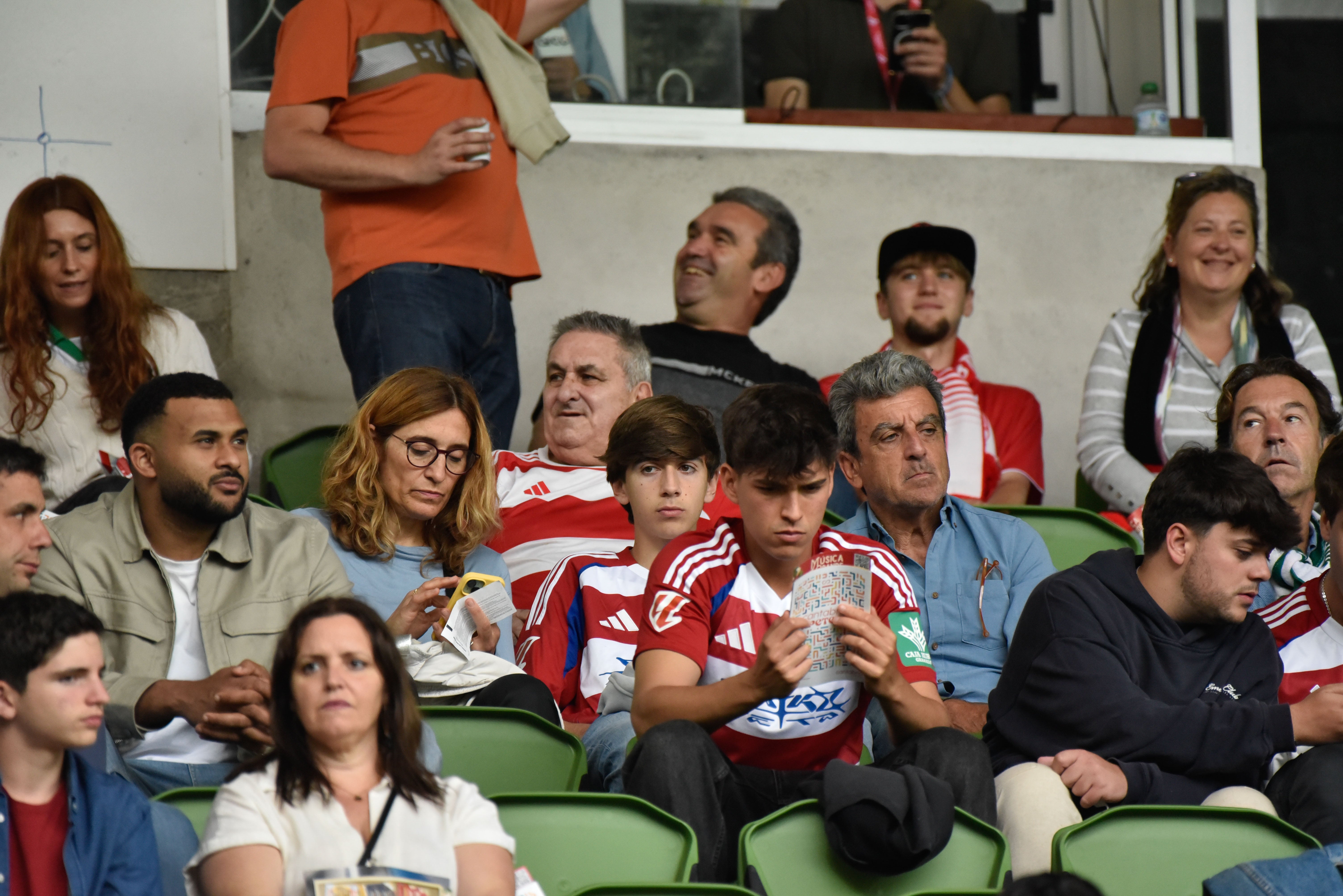 Las imágenes de la afición del Granada en Santander