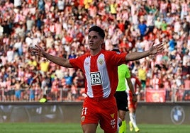 Sergio Arribas celebra su golazo, que sentenció el partido