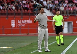 Rubi gesticulando desde el banquillo ante el Tenerife