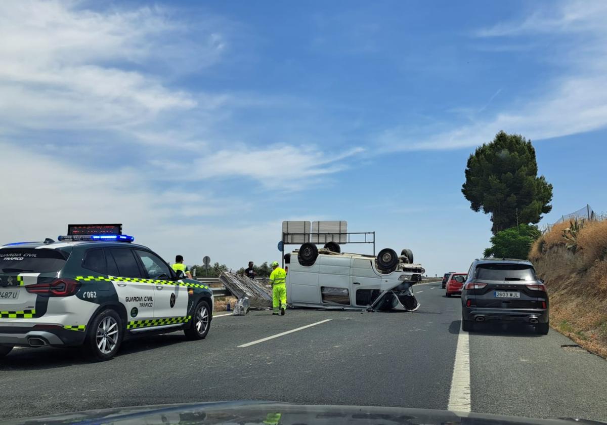 Vuelca una furgoneta y queda boca abajo en mitad de la A-92 cerca de Moraleda