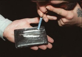 Imagen de archivo en la que se ve a un hombre esnifando cocaína.