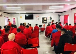 Imagen de archivo de personas atendidas por Cruz Roja tras ser rescatadas de pateras.