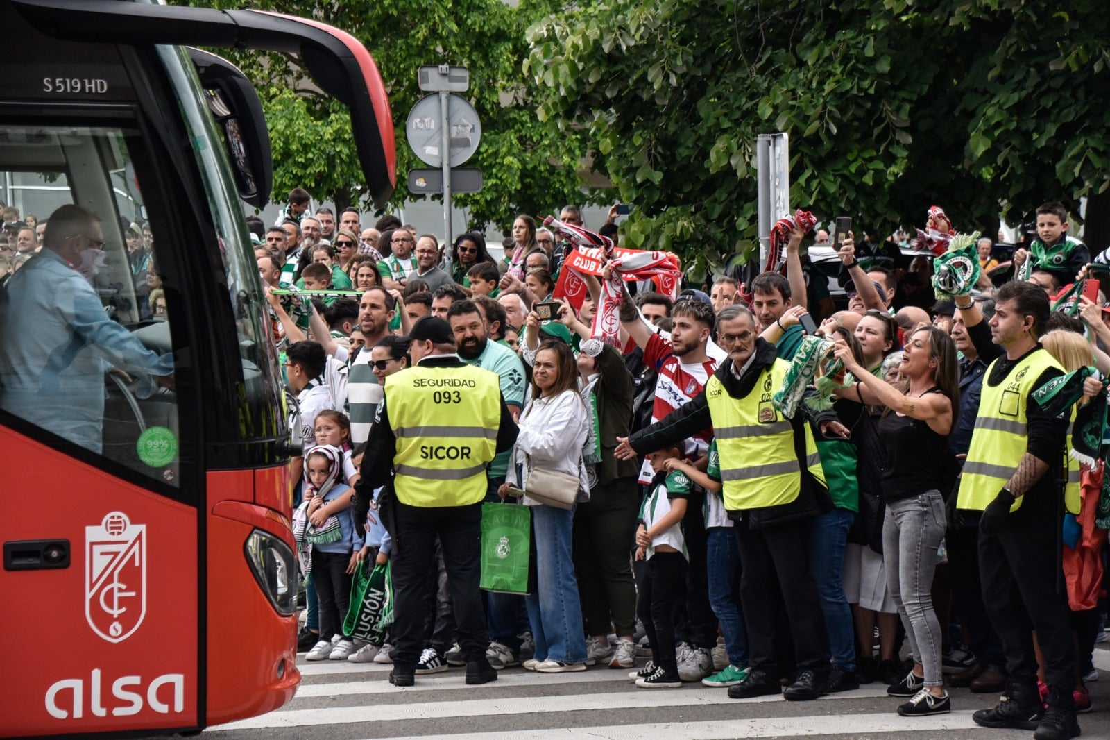 Las imágenes de la afición del Granada en Santander