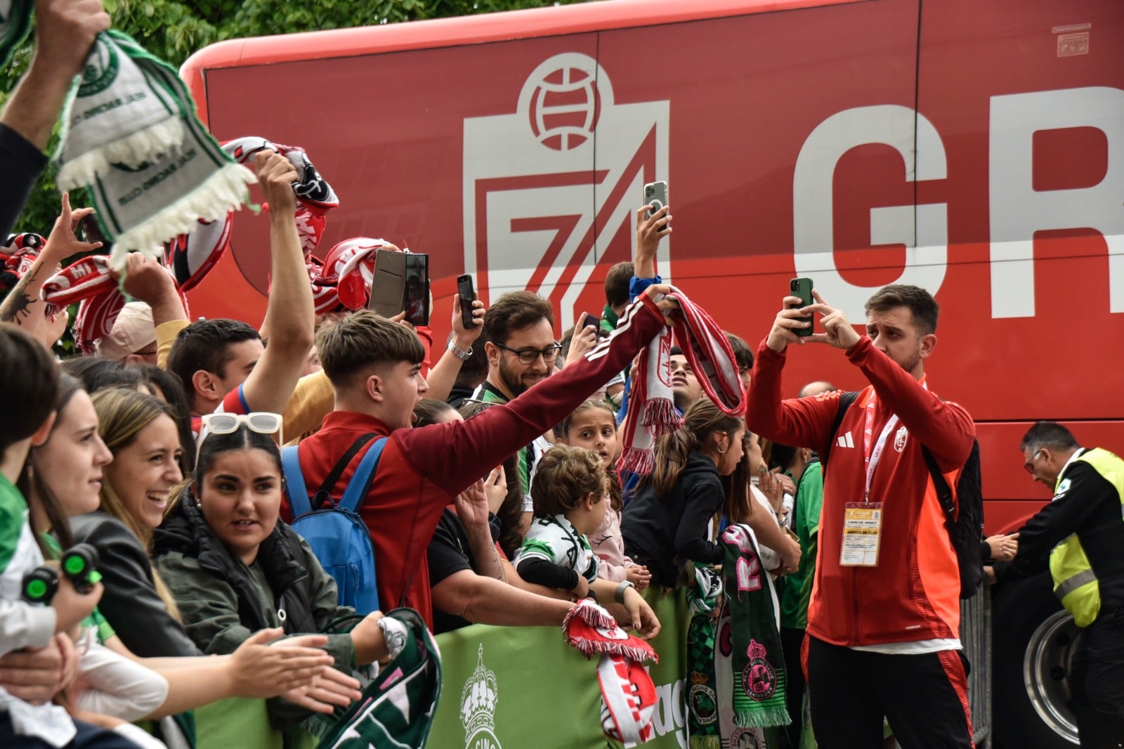 Las imágenes de la afición del Granada en Santander