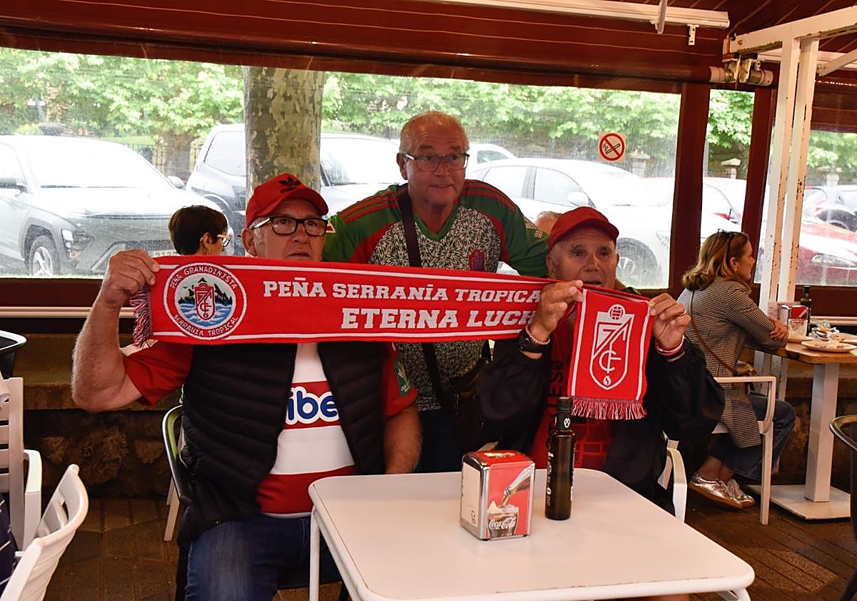 Imagen principal - Afición del Granada CF en Santander.