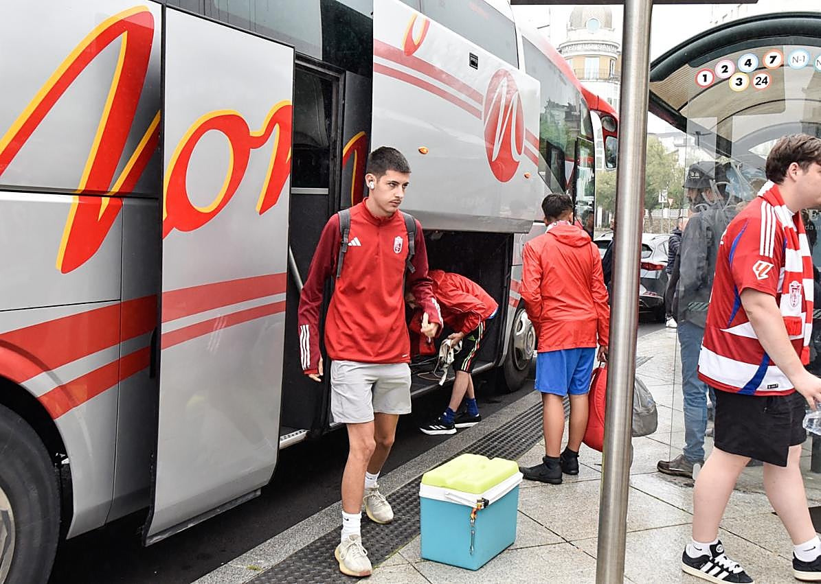 Imagen secundaria 1 - Afición del Granada CF en Santander.