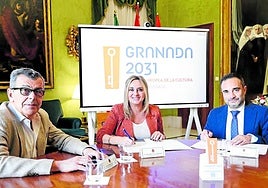 El director de IDEAL, Quico Chirino, firma la adhesión del periódico al proyecto de la Capitalidad Cultural.
