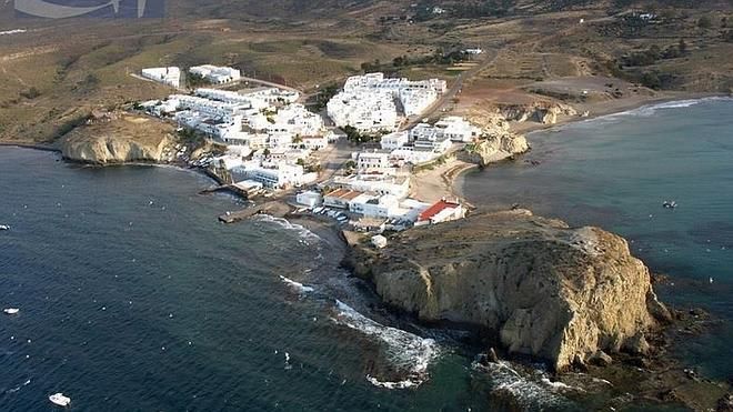 Hallan un migrante fallecido y otro herido junto a una playa de níjar | ideal