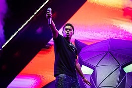 Myke Towers anima al público a corear sus letras en el concierto de anoche en Granada.