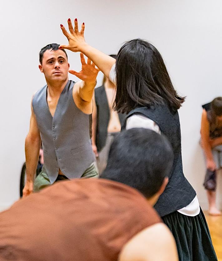 Imagen secundaria 2 - Una pequeña muestra de la pieza de teatro físico contemporáneo 'Caída libre'.