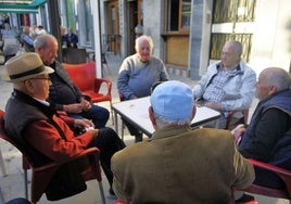 Vecinos de Órgiva jugando a las cartas para entretenerse y tomando el fresco en la Plaza García Moreno.