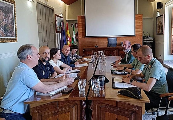 Autoridades en la reunión de coordinación de la junta local de seguridad.