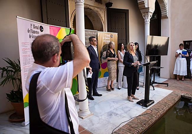 La alcaldesa presentando la Bienal
