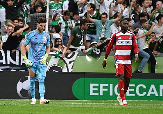 Luca Zidane y Martin Hongla, con caras apesadumbradas en el partido del Sardinero.