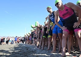 Los triatletas se preparan para tomar la salida en El Palmeral.