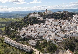 El pueblo de Andalucía de casas blancas que enomora a los visitantes y fue fundado por Julio César