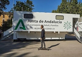 Centro móvil de vacunación en Granada en una imagen de archivo.