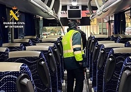 Imagen de archivo de un agente de la Guardia Civil inspeccionando un autobús.