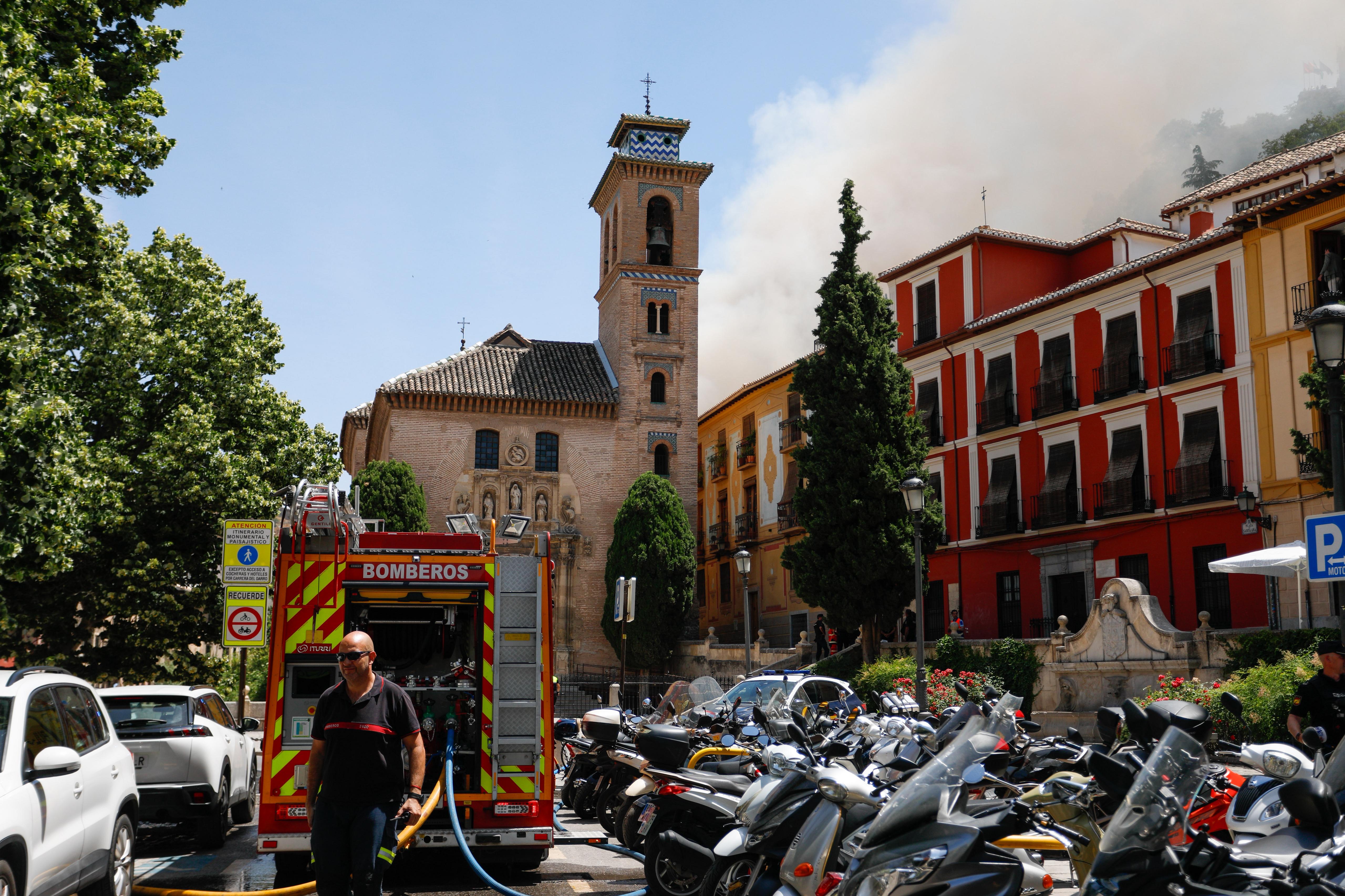 Las imágenes del incendio en el centro de Granada: arde un edificio junto a Santa Ana