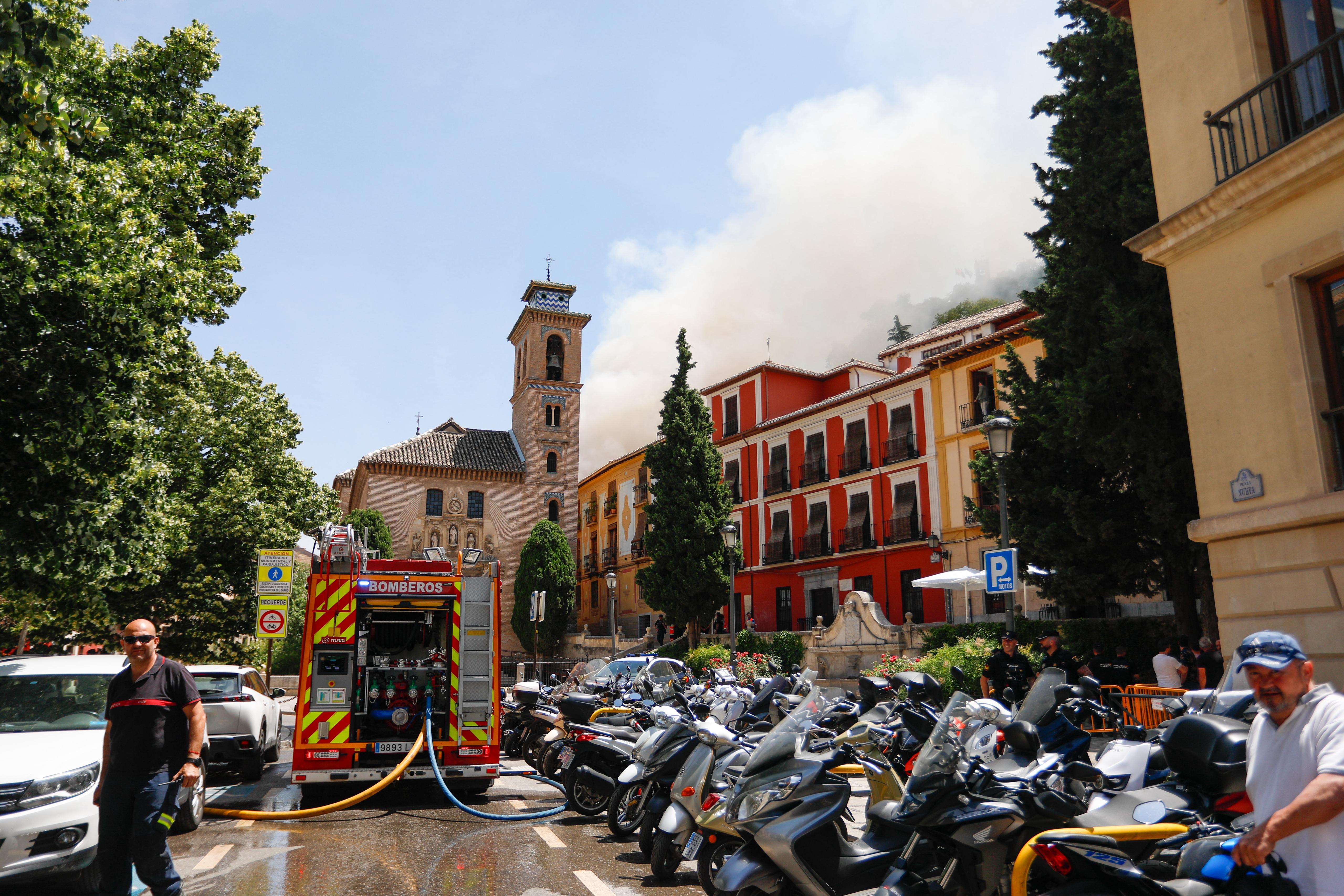 Las imágenes del incendio en el centro de Granada: arde un edificio junto a Santa Ana