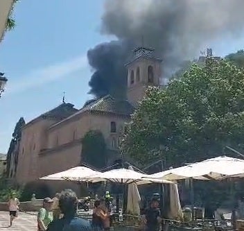 Las imágenes del incendio en el centro de Granada: arde un edificio junto a Santa Ana