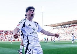 Pablo Sáenz celebra un gol en el Carlos Belmonte.
