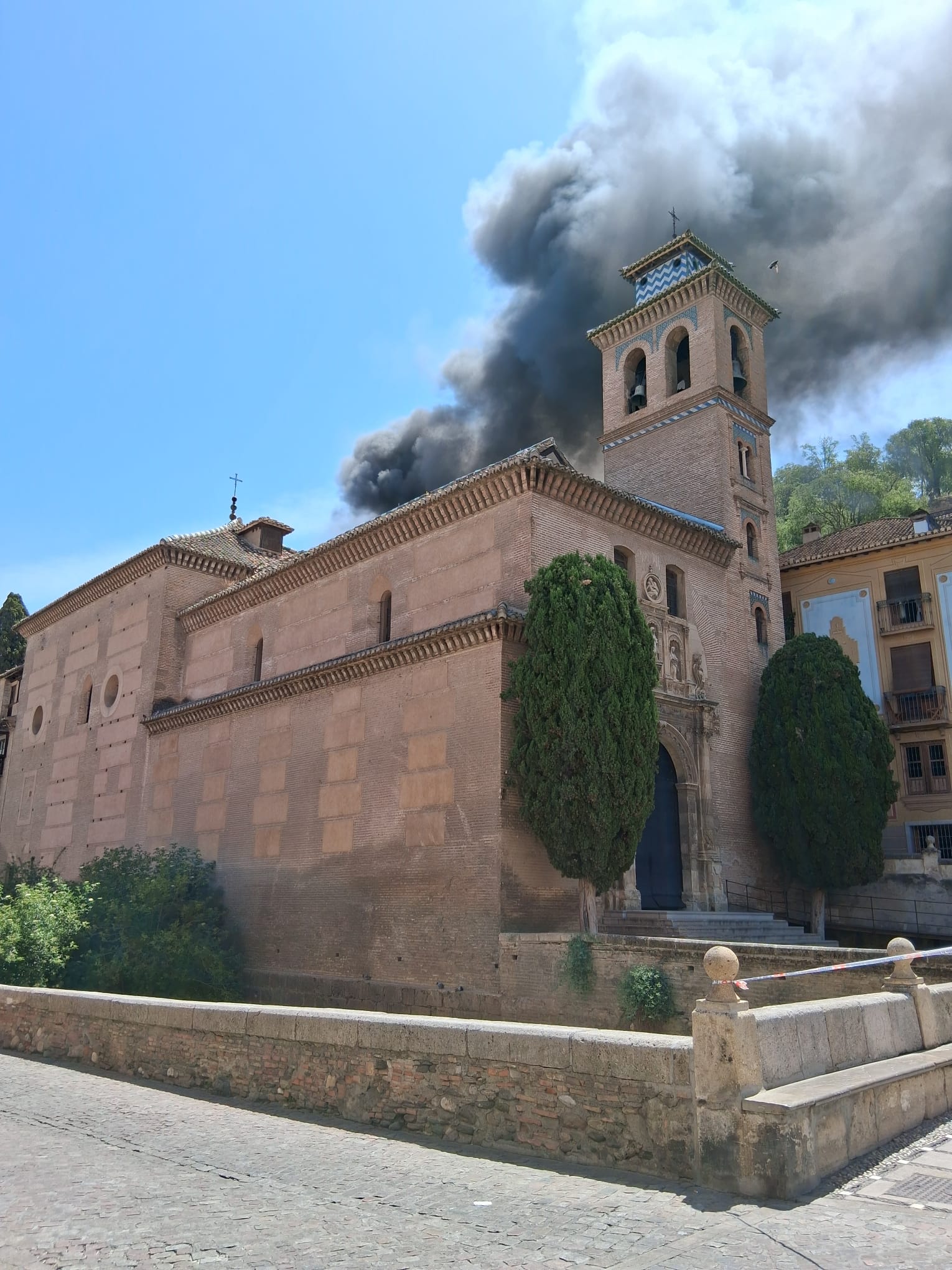 Las imágenes del incendio en el centro de Granada: arde un edificio junto a Santa Ana