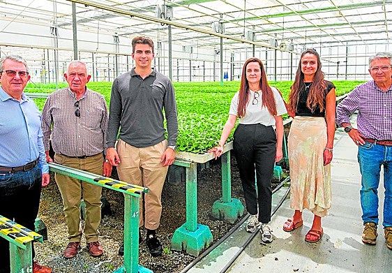 La primera y segunda generación de la familia propietaria de Saliplant posa para IDEAL en uno de sus invernaderos.