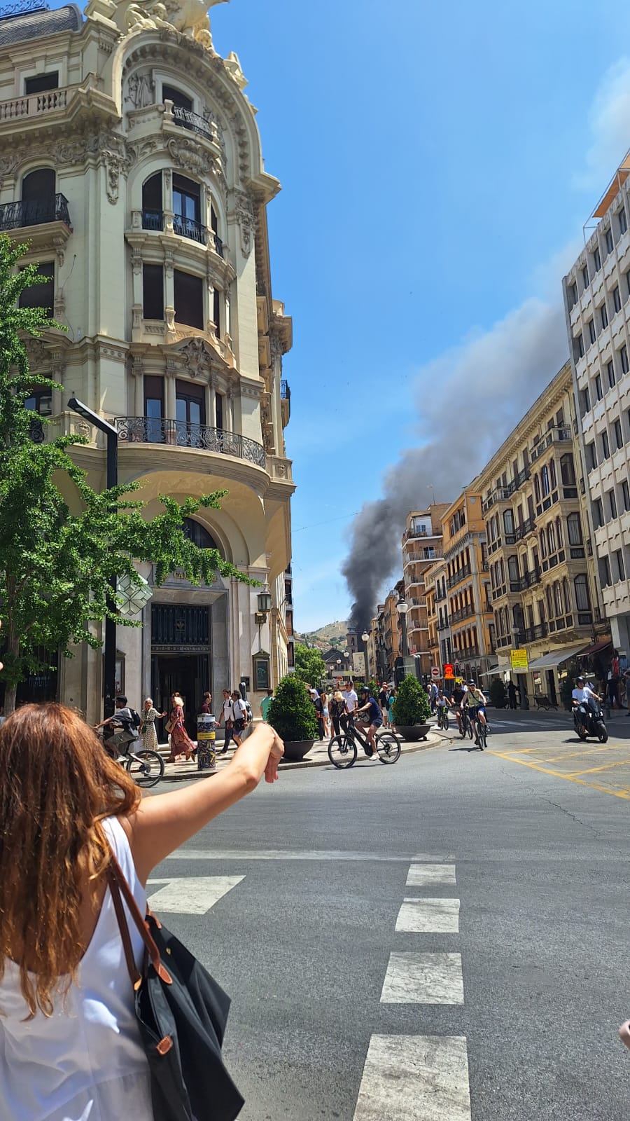 Las imágenes del incendio en el centro de Granada: arde un edificio junto a Santa Ana