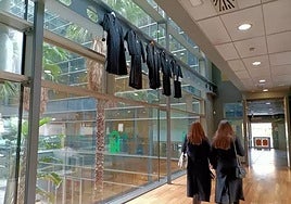 Imagen de archivo de togas colgadas en señal de protesta en la Ciudad de la Justicia de Almería durante una huelga de profesionales.