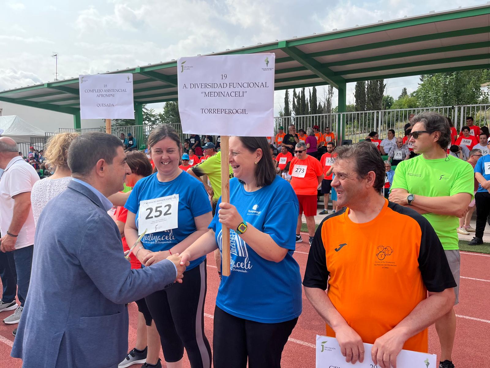Paco Reyes saluda a participantes en los Juegos Deportivos celebrados en la Salobreja.