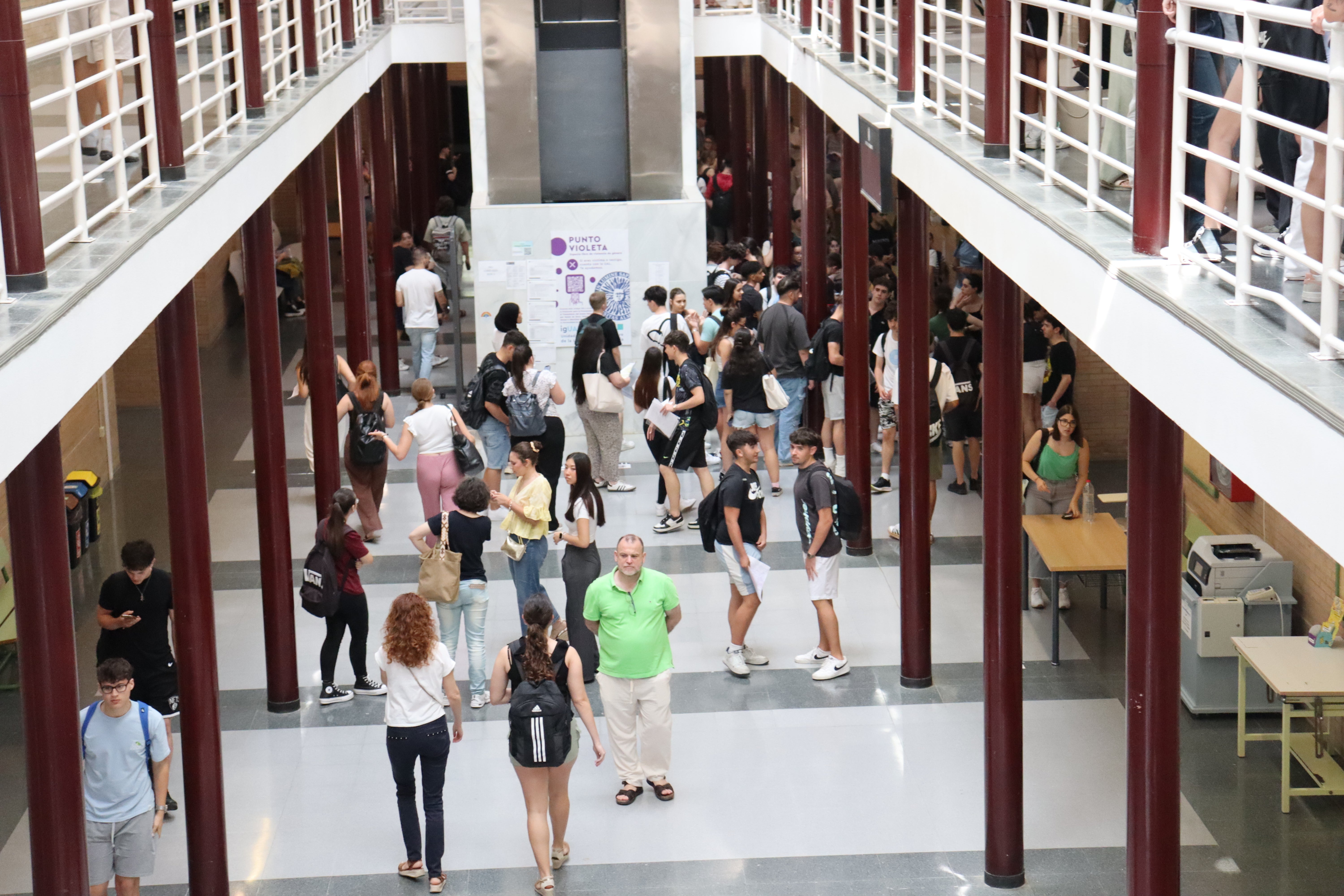 Imagen secundaria 2 - Lengua arranca la Selectividad en Almería con un texto sobre la precariedad laboral, modernismo y literatura de Baroja y Martín Gaite