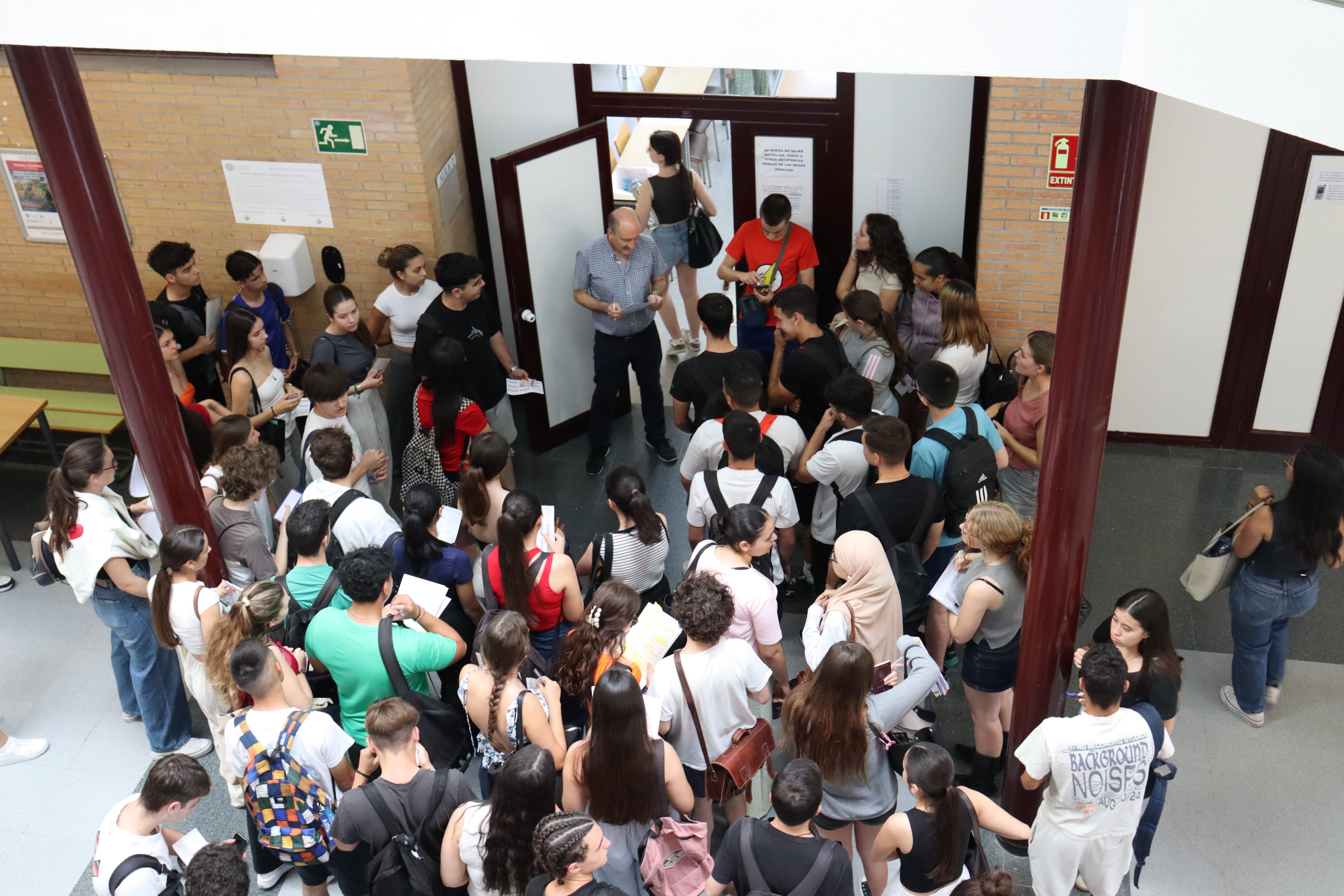 Imagen secundaria 1 - Lengua arranca la Selectividad en Almería con un texto sobre la precariedad laboral, modernismo y literatura de Baroja y Martín Gaite