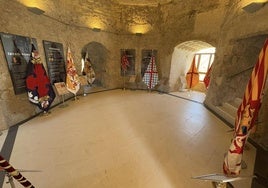 Exposición de banderas históricas de España en el castillo de La Guardia.