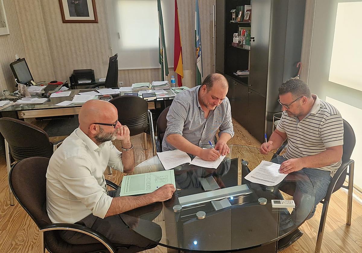 La firma se ha producido entre el alcalde de la Villa, Javier Ortega y el nuevo adjudicatario del concurso público cuya vigencia es de años.